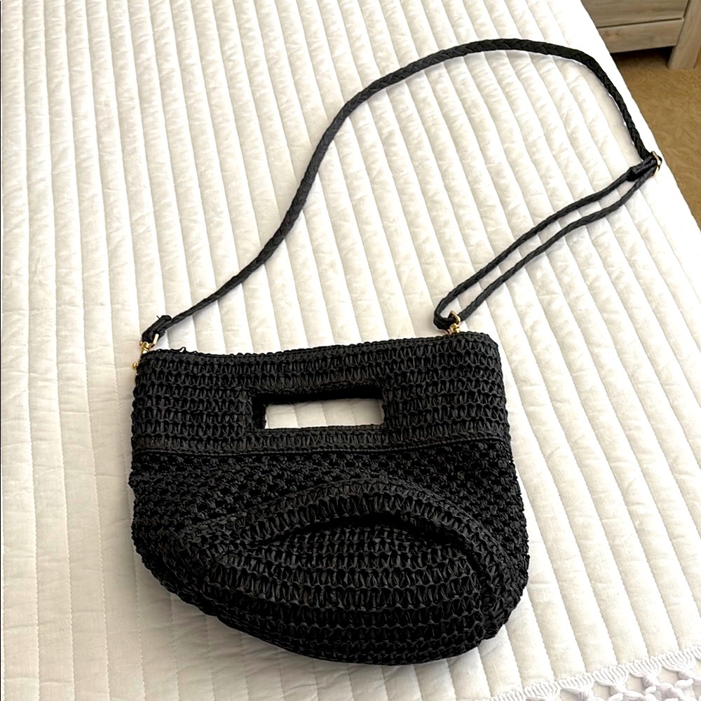 Universal Thread Black Crossbody Bag with Structured Design